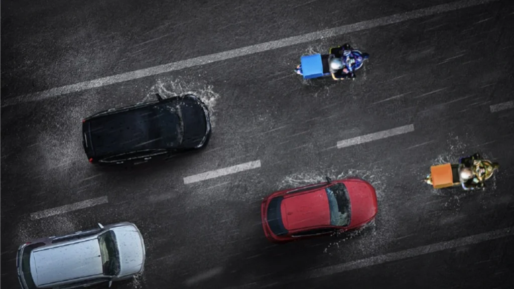 شرطة أبوظبي تحذر سائقي دراجات التوصيل من المخاطر خلال التقلبات الجوية القادمة